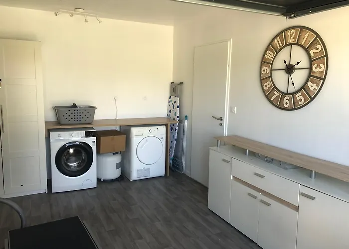 Les Rudali Newport فيلة